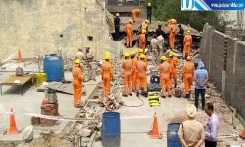 ओमेक्स मॉल में शटरिंग बनी काल नेपाली मजदूर समेत तीन की मौत