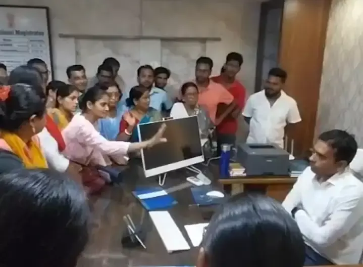 West Burdwan: अन्नपूर्णा योजना की राशि को लेकर महिलाओं का हंगामा, एसडीओ कार्यालय घेरा