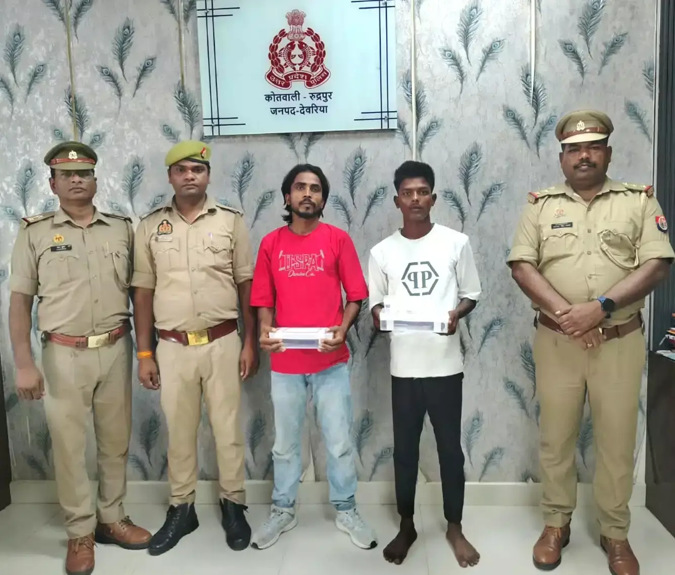 Deoria: दो आरोपितों की गिरफ्तारी से पुलिस को मिली बड़ी सफलता