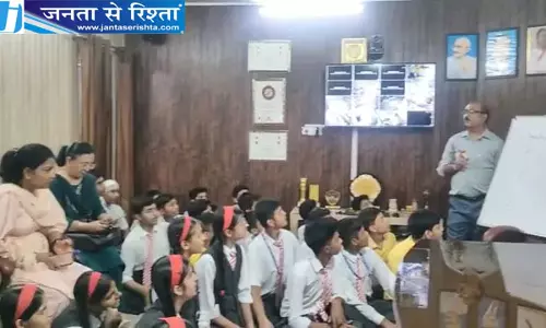 स्कूल के बाहर जलभराव से परेशान बच्चे निगम पहुंचे, कार्यालय में ही शिक्षकों ने लगाई कक्षा स्कूल के बाहर जलभराव से परेशान बच्चे निगम पहुंचे, कार्यालय में ही शिक्षकों ने लगाई कक्षा