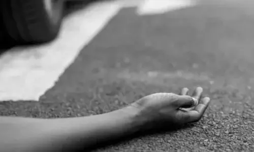 तेज रफ्तार ट्रक की चपेट में आया परिवार, महिला की मौत; पति और दो साल का बच्चा घायल
