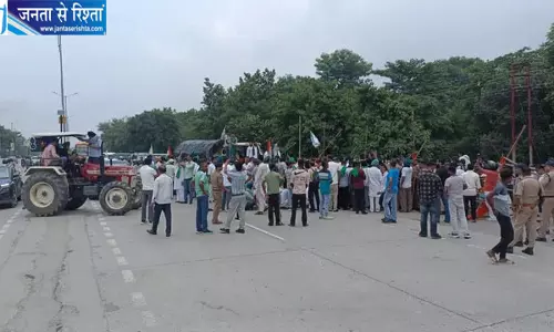 रुद्रपुर में किसानों का धरना, कलेक्ट्रेट जाने से रोके जाने पर हाईवे पर बैठे प्रदर्शनकारी