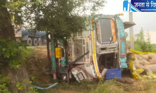 कांवड़ियों की ट्रैक्टर-ट्रॉली में पीछे से घुसा आलू भरा ट्रक, दो की मौत; छह घायल कांवड़ियों की ट्रैक्टर-ट्रॉली में पीछे से घुसा आलू भरा ट्रक, दो की मौत; छह घायल