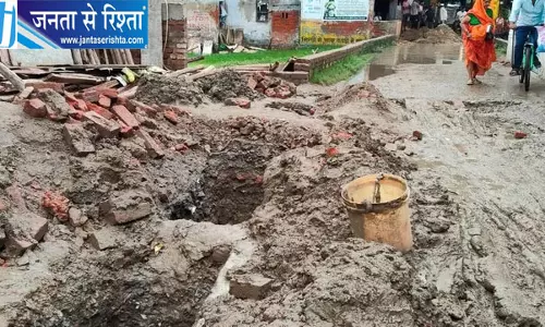 गेल की गैस पाइपलाइन बिछाने के दौरान टूटी जल निगम की मुख्य लाइन गेल की गैस पाइपलाइन बिछाने के दौरान टूटी जल निगम की मुख्य लाइन