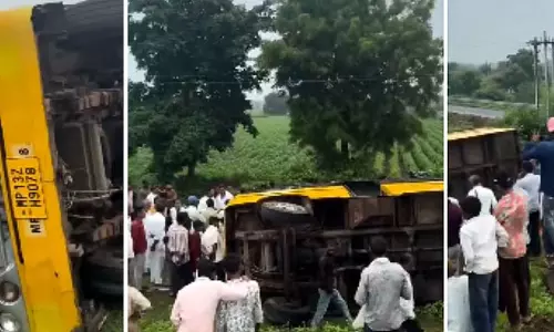 खरगोन में 50-60 बच्चों से भरी स्कूल बस पलटी, तेज रफ्तार में चालक ने खोया नियंत्रण