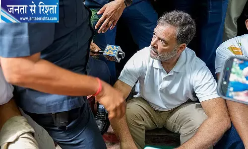 NEET प्रदर्शन में पुलिस बल प्रयोग का आरोप, राहुल गांधी पहुंचे थाने
