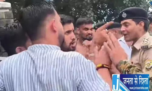 Mandi में ABVP कार्यकर्ताओं की पुलिस से झड़प, चार हिरासत में Mandi में ABVP कार्यकर्ताओं की पुलिस से झड़प, चार हिरासत में