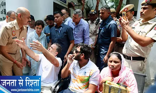 राहुल गांधी ने संभाला मोर्चा, पैलेट गन मामले में FIR की मांग पर धरना