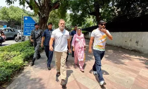 पैलेट गन मामले में संसद मार्ग थाने पहुंचे राहुल गांधी, डीसीपी ऑफिस के बाहर धरने पर बैठे