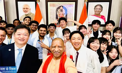 लखनऊ में जापानी छात्रों से मिले योगी शिक्षा और संस्कृति पर हुई चर्चा लखनऊ में जापानी छात्रों से मिले योगी शिक्षा और संस्कृति पर हुई चर्चा