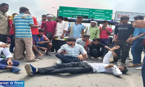 ट्रैफिक चौकी में मारपीट का मामला गरमाया छात्रों ने किया विरोध
