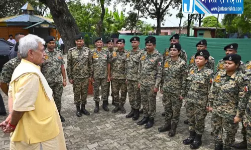 Kathua में एलजी सिन्हा ने सीमावर्ती गांवों की सराहना की Kathua में एलजी सिन्हा ने सीमावर्ती गांवों की सराहना की
