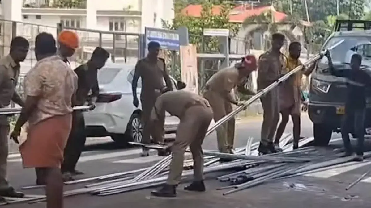 kerala: चलती लॉरी से लोहे के पाइप गिरने और शरीर में घुसने से बाइकर की मौत