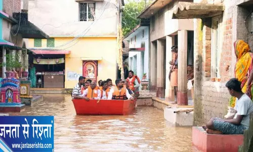 बाढ़ में आशा कार्यकर्ता ने बुजुर्ग महिला को बचाया