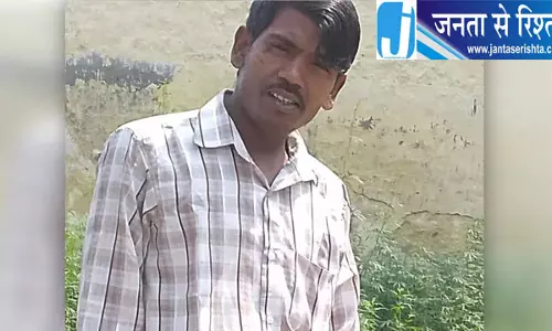 दिल्ली-लखनऊ हाईवे पर एंबुलेंस पलटी, चालक की मौत; मरीज और बेटा घायल