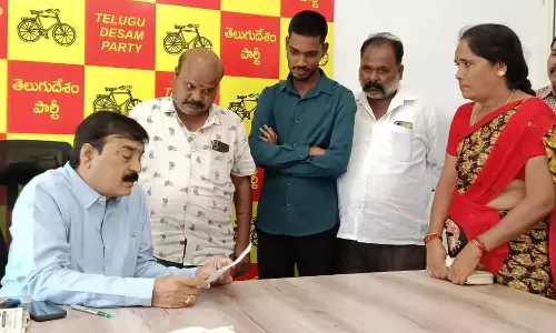 Andhra: सांसद अंबिका लक्ष्मीनारायण ने जन शिकायत दिवस मनाया Andhra: सांसद अंबिका लक्ष्मीनारायण ने जन शिकायत दिवस मनाया