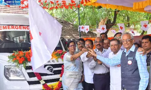 Andhra: रेड क्रॉस सोसाइटी को 20 लाख रुपये की कीमत वाली गाड़ी दान की गई Andhra: रेड क्रॉस सोसाइटी को 20 लाख रुपये की कीमत वाली गाड़ी दान की गई