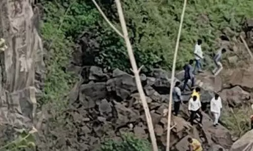 महाराष्ट्र में दर्दनाक हादसा पहाड़ से गिरने से 3 लोगों की मौत