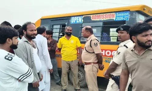 गोपालगंज में स्कूली बच्चों से भरी मिनी बस को ट्रक ने मारी टक्कर