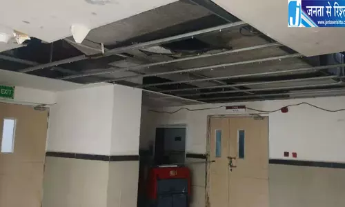 महारानी लक्ष्मीबाई मेडिकल कॉलेज की सुपर स्पेशियलिटी विंग में फॉल्स सीलिंग गिरी
