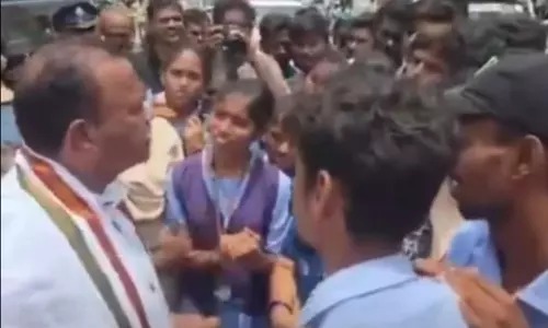 मंत्री कोमाटिरेड्डी वेंकट रेड्डी को छात्रों ने घेरा, GO 97 को वापस लेने की मांग