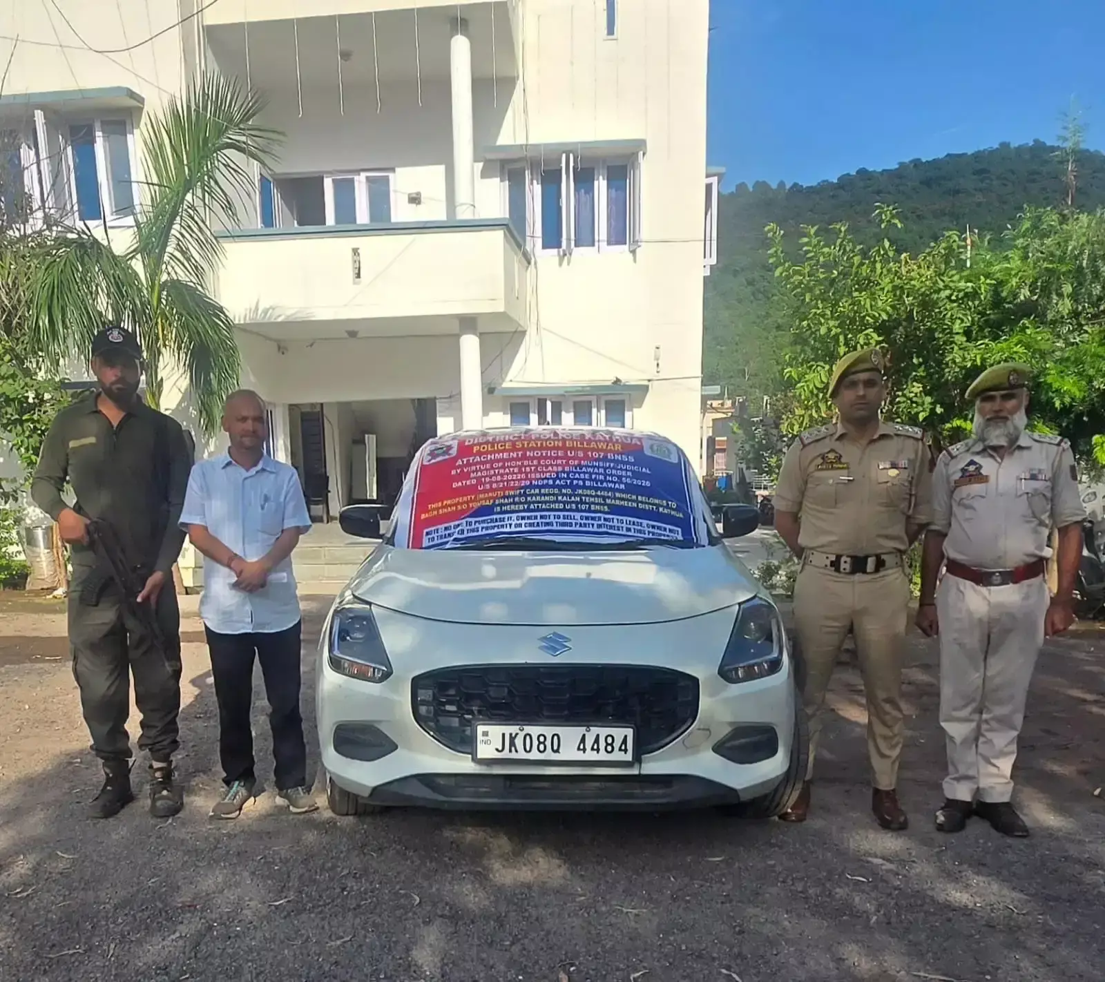 Kathua: कुख्यात नशा तस्कर की संपत्ति पर पुलिस का शिकंजा, कार कुर्क