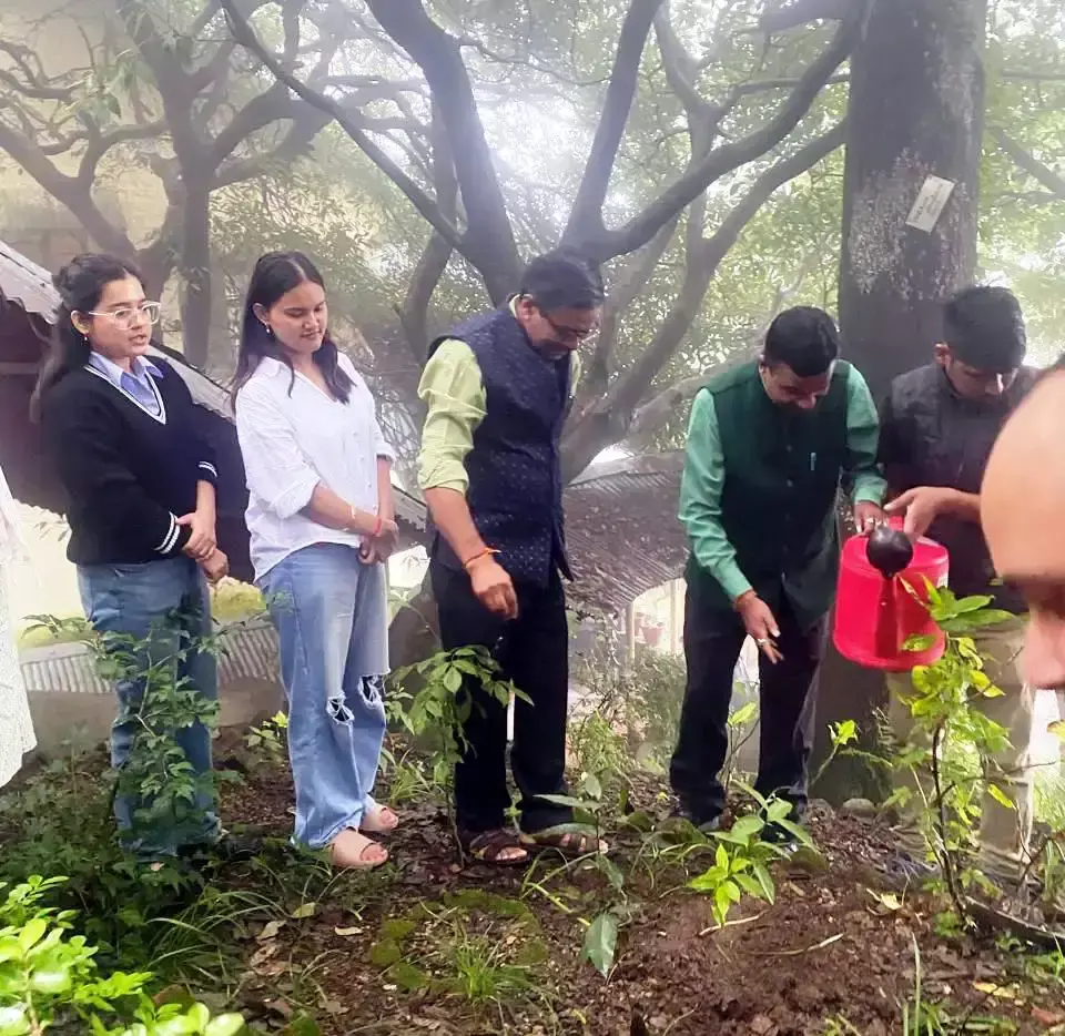 Nainital: कुमाऊं विश्वविद्यालय में ‘मिशन ग्रीन’ अभियान, पौधे लगाकर दिया पर्यावरण संरक्षण का संदेश