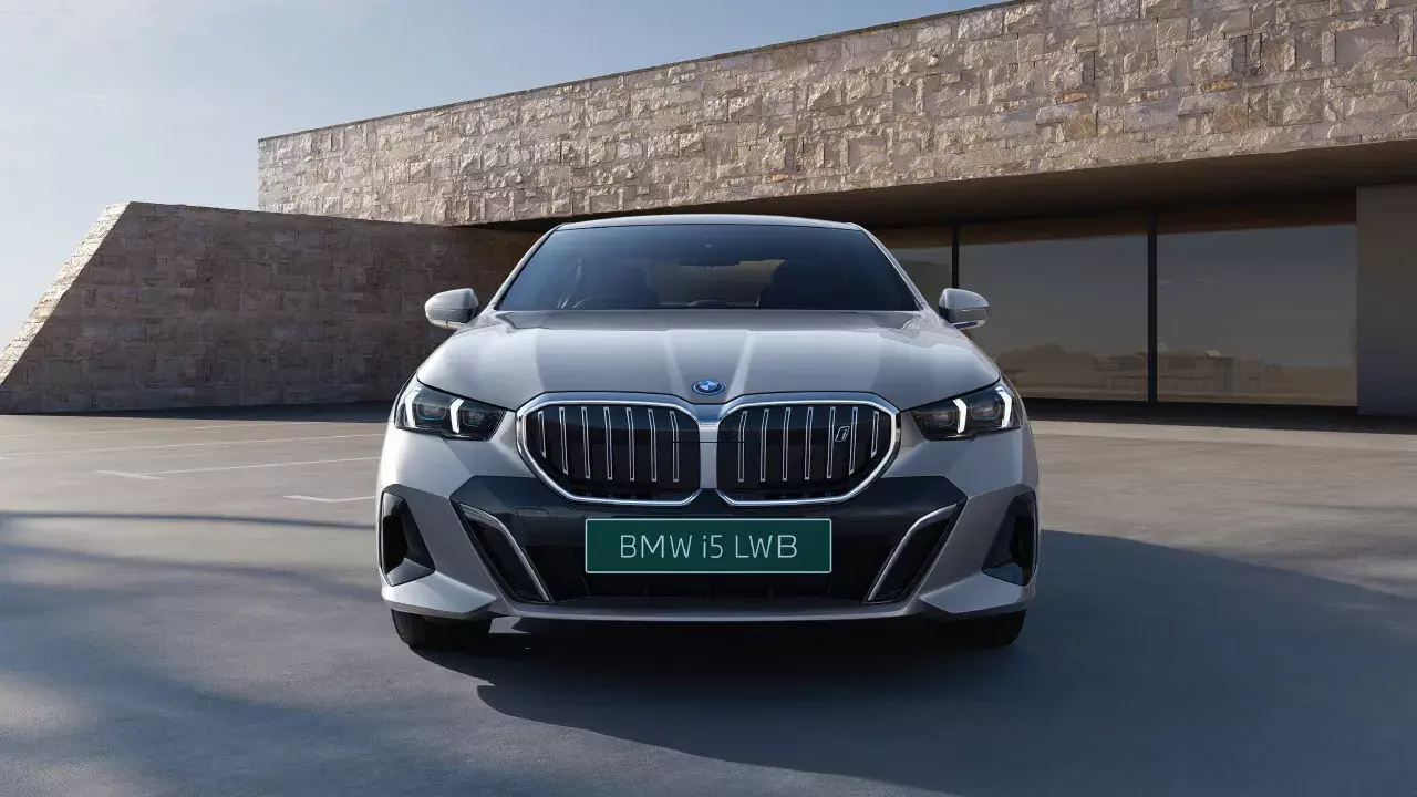 BMW ने भारत में बनी अपनी पहली EV सेडान कार पेश की