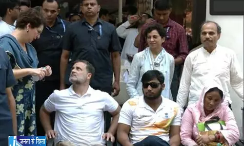पैलेट गन कांड FIR के बाद भी नहीं माने राहुल गांधी थाने में जारी रहा विरोध