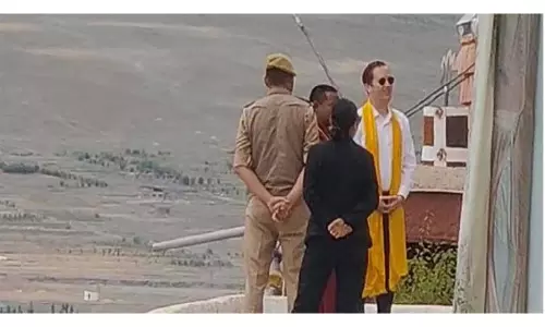 अमेरिकी राजदूत सर्जियो गोर ने लद्दाख में थिकसे मठ का दौरा किया
