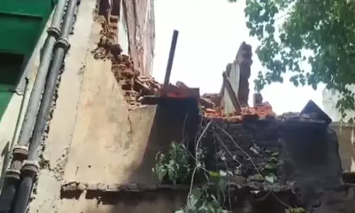 करोल बाग में पुरानी इमारत की दीवार गिरी, कई घायल करोल बाग में पुरानी इमारत की दीवार गिरी, कई घायल