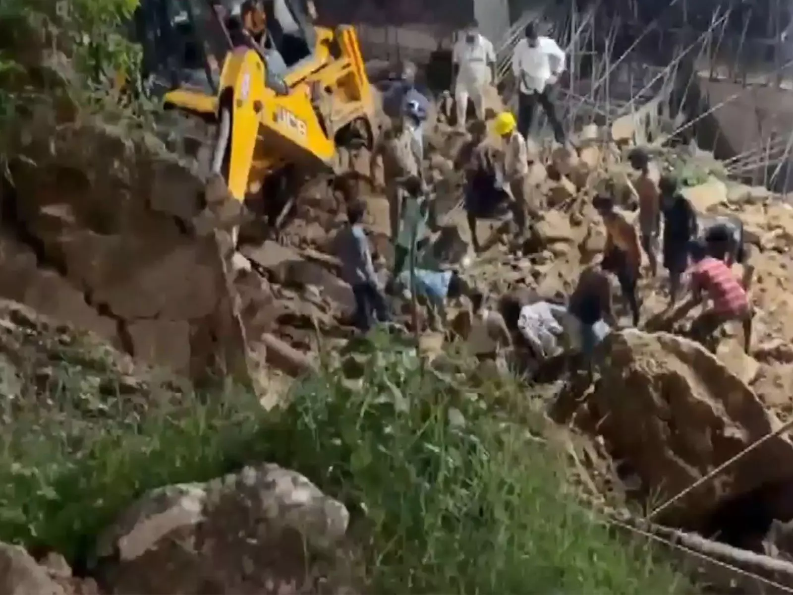 मोहाली अस्पताल निर्माण स्थल पर मिट्टी धंसी रेस्क्यू जारी मोहाली अस्पताल निर्माण स्थल पर मिट्टी धंसी रेस्क्यू जारी