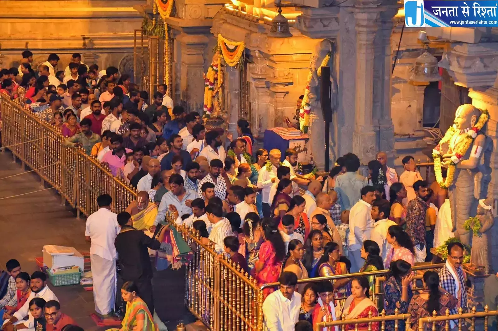Andhra: श्रावण मास के दौरान वैष्णव मंदिरों में श्रद्धालुओं की भीड़ उमड़ी Andhra: श्रावण मास के दौरान वैष्णव मंदिरों में श्रद्धालुओं की भीड़ उमड़ी
