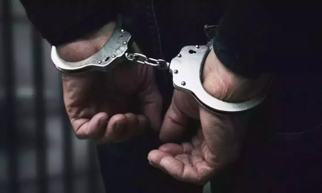 Telangana: ACB ने 30,000 रुपये की रिश्वत लेते हुए SI को गिरफ़्तार किया Telangana: ACB ने 30,000 रुपये की रिश्वत लेते हुए SI को गिरफ़्तार किया