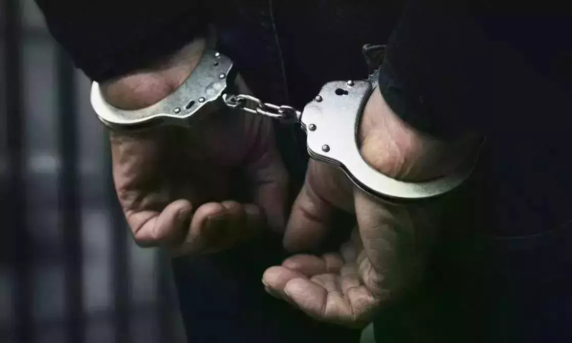 Telangana: चंद्रायनगुट्टा पुलिस ने बेटी के साथ मारपीट करने के आरोप में एक व्यक्ति को गिरफ्तार किया Telangana: चंद्रायनगुट्टा पुलिस ने बेटी के साथ मारपीट करने के आरोप में एक व्यक्ति को गिरफ्तार किया