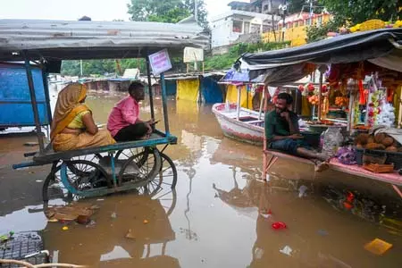 मध्य प्रदेश के कई जिलों में बाढ़ जैसे हालात, रीवा में 4,000 से ज्यादा लोगों का रेस्क्यू मध्य प्रदेश के कई जिलों में बाढ़ जैसे हालात, रीवा में 4,000 से ज्यादा लोगों का रेस्क्यू
