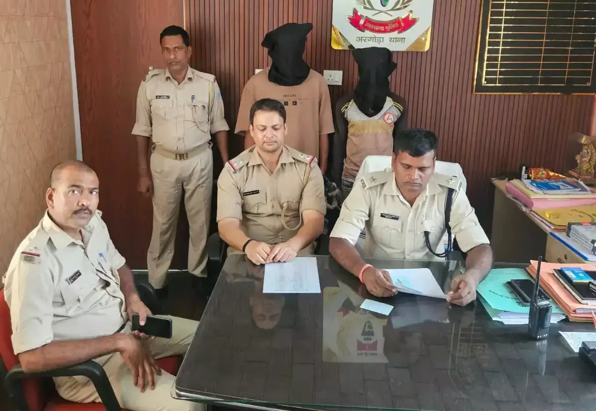 Ranchi: मोबाइल लूट मामले में दो गिरफ्तार, आरोपियों के कब्जे से चाकू मिला Ranchi: मोबाइल लूट मामले में दो गिरफ्तार, आरोपियों के कब्जे से चाकू मिला