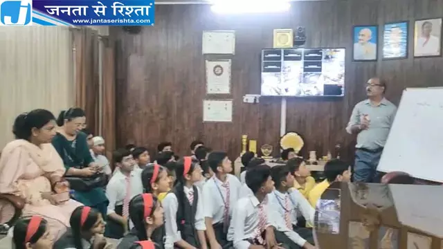 स्कूल के बाहर जलभराव से परेशान बच्चे निगम पहुंचे, कार्यालय में ही शिक्षकों ने लगाई कक्षा स्कूल के बाहर जलभराव से परेशान बच्चे निगम पहुंचे, कार्यालय में ही शिक्षकों ने लगाई कक्षा