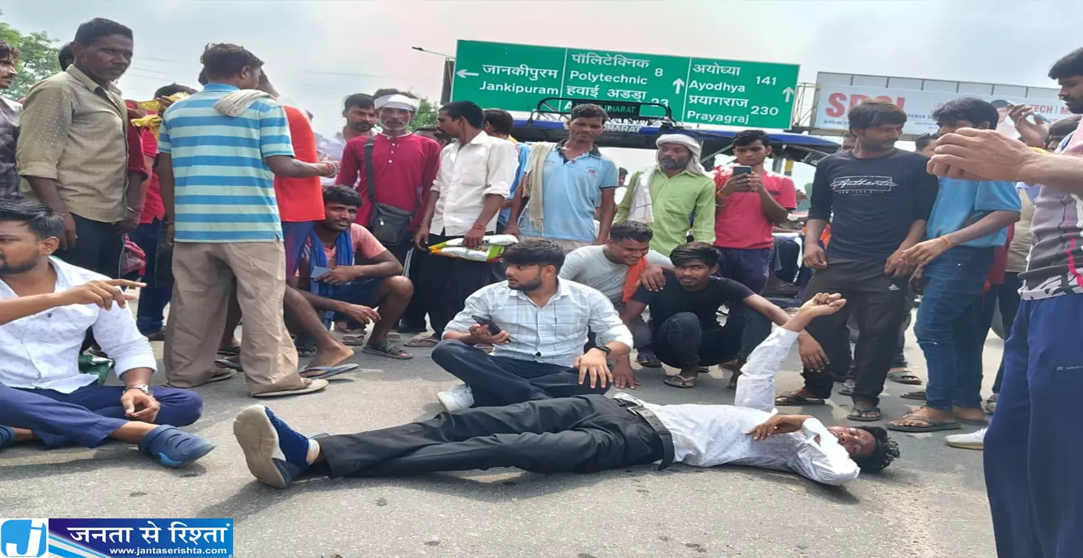 ट्रैफिक चौकी में मारपीट का मामला गरमाया छात्रों ने किया विरोध ट्रैफिक चौकी में मारपीट का मामला गरमाया छात्रों ने किया विरोध