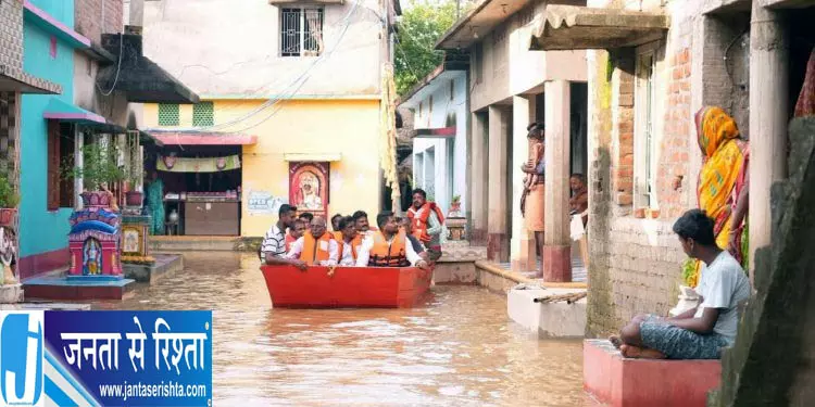 बाढ़ में आशा कार्यकर्ता ने बुजुर्ग महिला को बचाया बाढ़ में आशा कार्यकर्ता ने बुजुर्ग महिला को बचाया