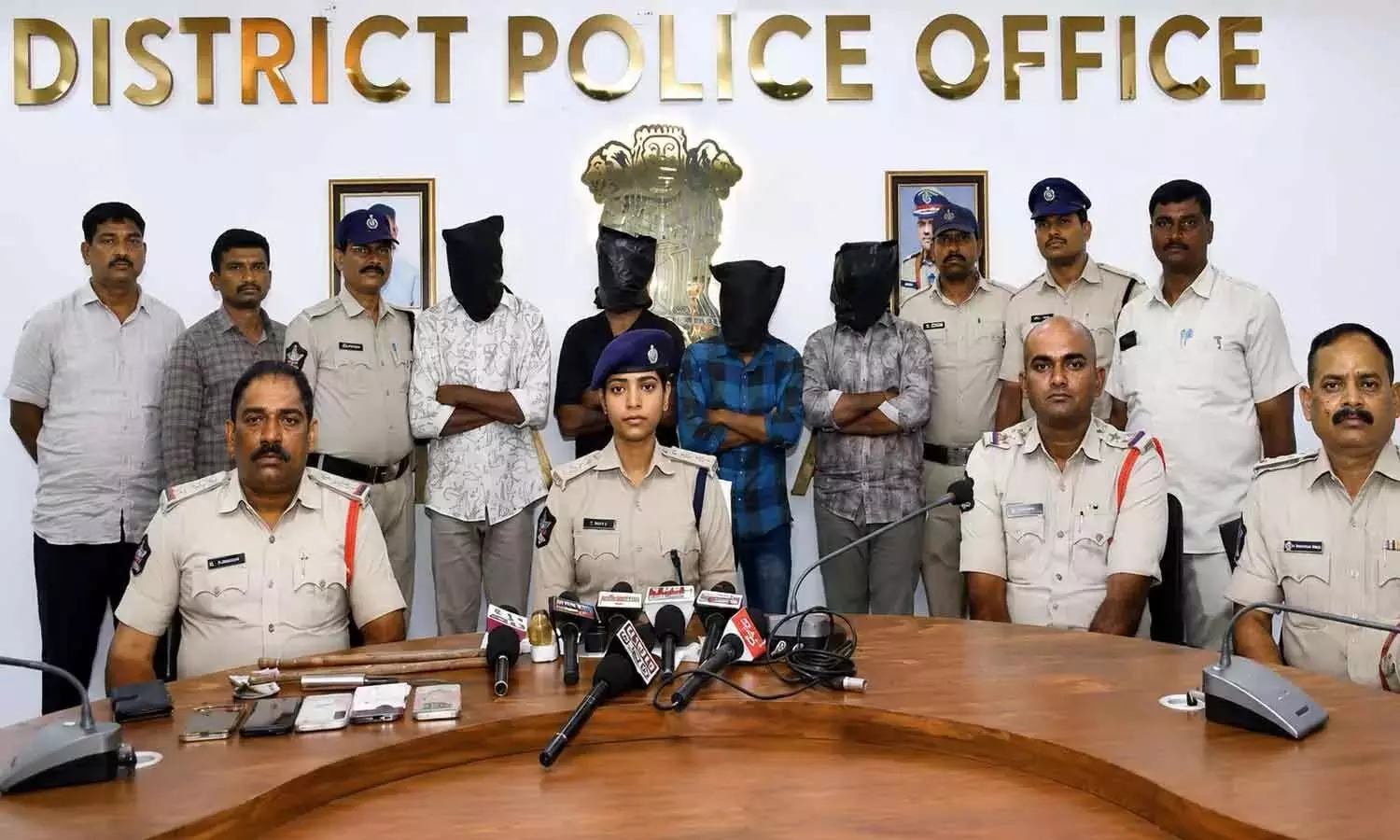 Andhra: पोलो डेटिंग ऐप के ज़रिए एक व्यक्ति को बुलाकर लूटने के आरोप में चार लोग गिरफ़्तार Andhra: पोलो डेटिंग ऐप के ज़रिए एक व्यक्ति को बुलाकर लूटने के आरोप में चार लोग गिरफ़्तार