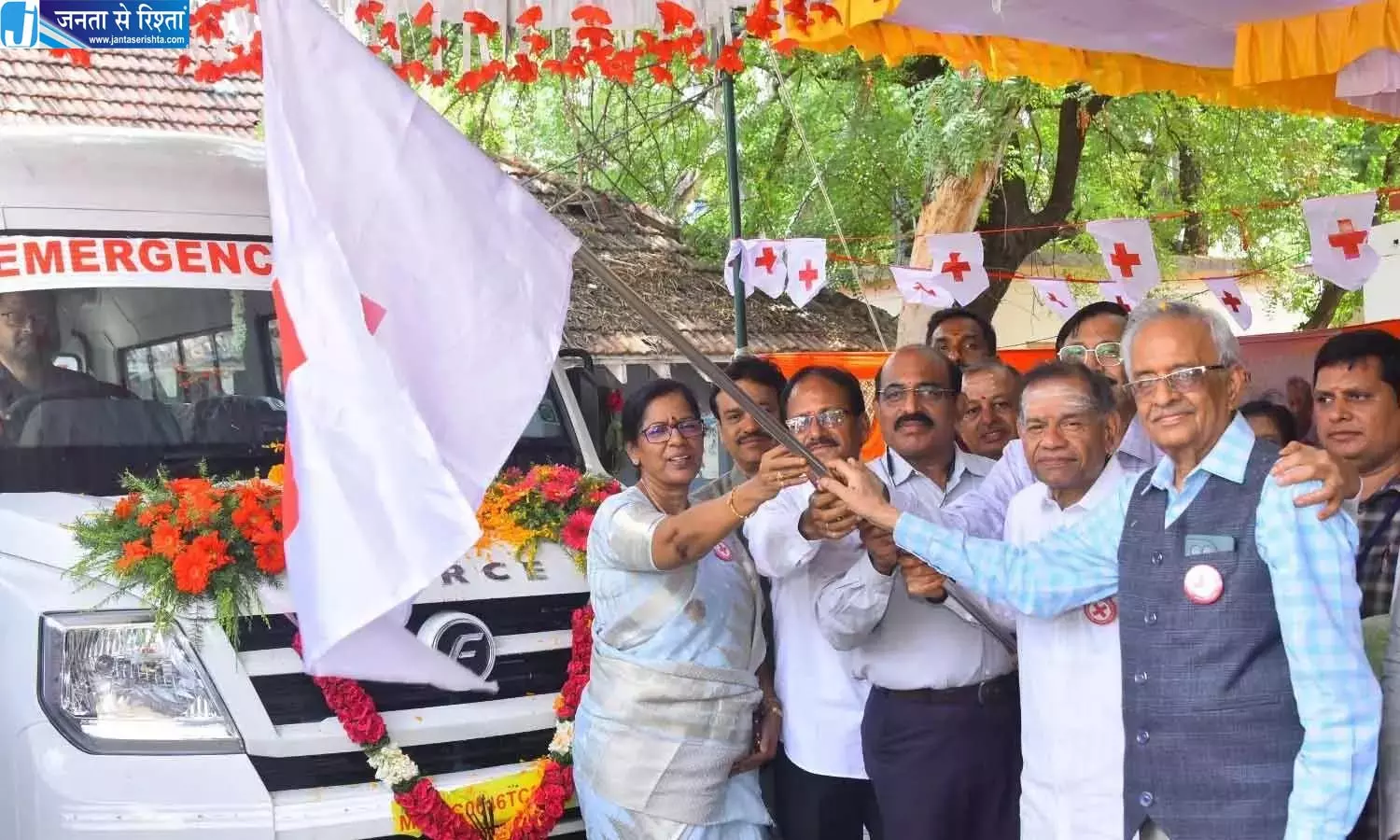 Andhra: रेड क्रॉस सोसाइटी को 20 लाख रुपये की कीमत वाली गाड़ी दान की गई Andhra: रेड क्रॉस सोसाइटी को 20 लाख रुपये की कीमत वाली गाड़ी दान की गई