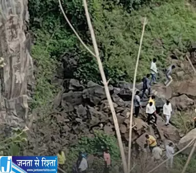 महाराष्ट्र में दर्दनाक हादसा पहाड़ से गिरने से 3 लोगों की मौत महाराष्ट्र में दर्दनाक हादसा पहाड़ से गिरने से 3 लोगों की मौत