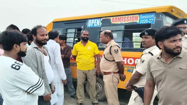 गोपालगंज में स्कूली बच्चों से भरी मिनी बस को ट्रक ने मारी टक्कर गोपालगंज में स्कूली बच्चों से भरी मिनी बस को ट्रक ने मारी टक्कर