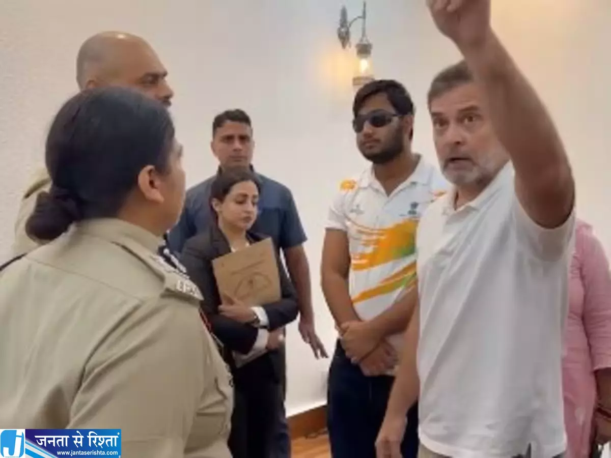 राहुल गांधी का पुलिस से टकराव DCP के सामने रखी अपनी बात राहुल गांधी का पुलिस से टकराव DCP के सामने रखी अपनी बात