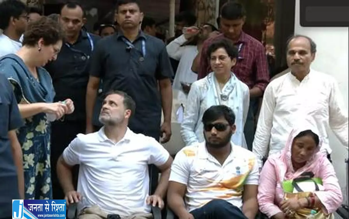 पैलेट गन कांड FIR के बाद भी नहीं माने राहुल गांधी थाने में जारी रहा विरोध पैलेट गन कांड FIR के बाद भी नहीं माने राहुल गांधी थाने में जारी रहा विरोध