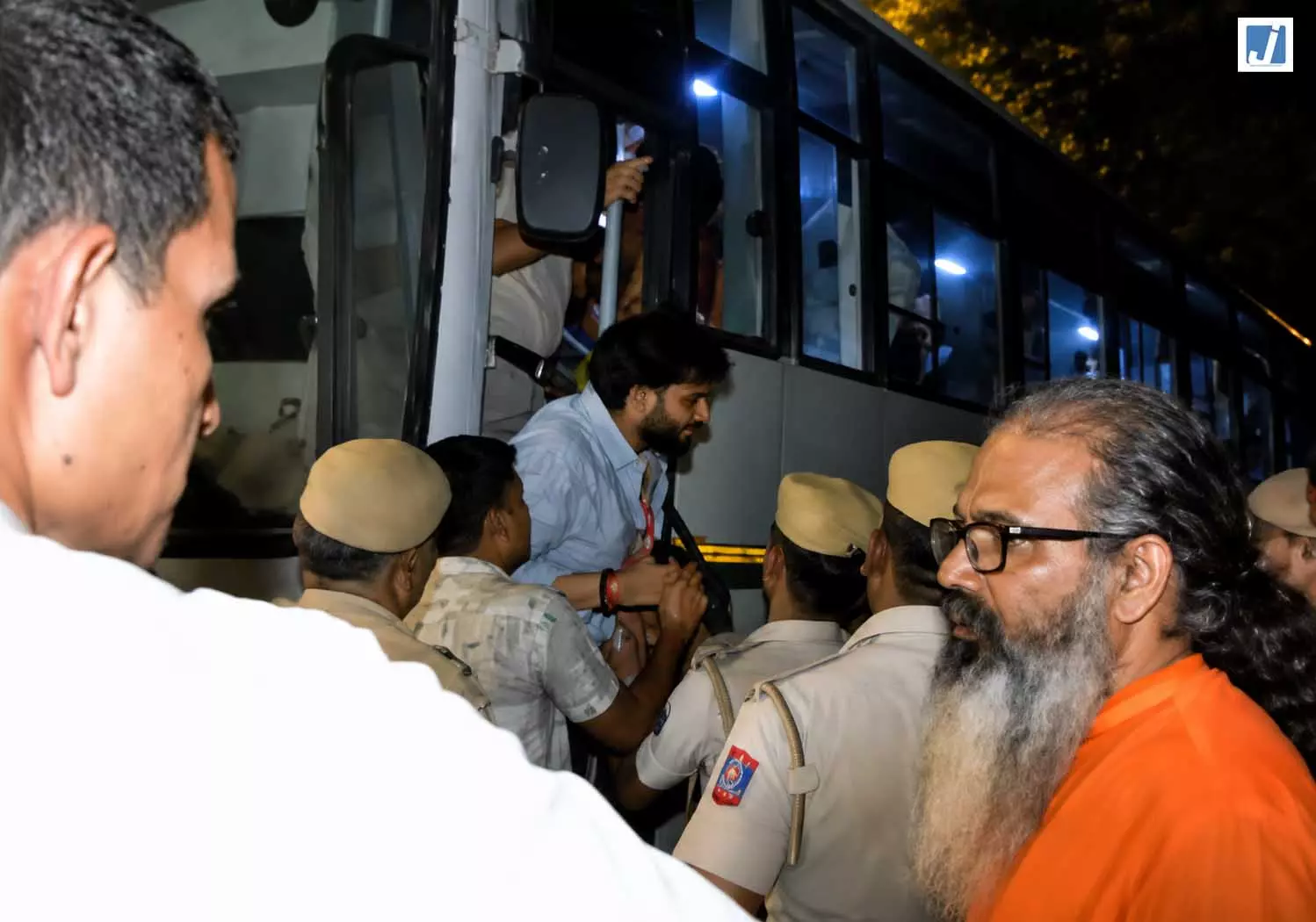 जंतर-मंतर पर आरक्षण विरोधी प्रदर्शनकारी हिरासत में; देखें वीडियो जंतर-मंतर पर आरक्षण विरोधी प्रदर्शनकारी हिरासत में; देखें वीडियो
