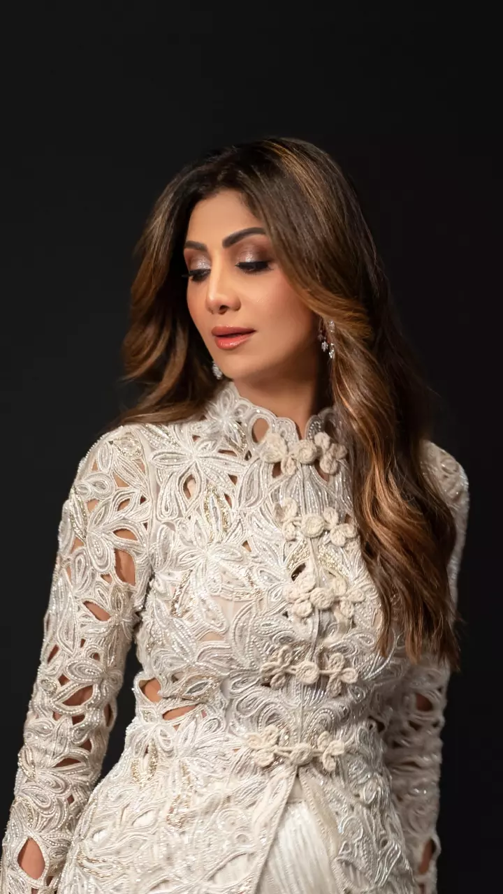 टैसेल फ्रिंज आउटफिट में शिल्पा शेट्टी का बोल्ड अंदाज टैसेल फ्रिंज आउटफिट में शिल्पा शेट्टी का बोल्ड अंदाज
