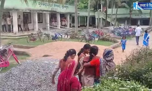 शिक्षक की मार से छात्रा घायल, पढ़ें मामला