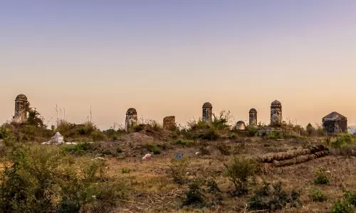 पुरातत्व विभाग के अधिकारी उपेक्षित सुघ टीले का दौरा करते